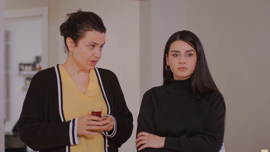 Cavidan trzyma w rękach szklankę z herbatą i patrzy na stojącą obok Bahar.