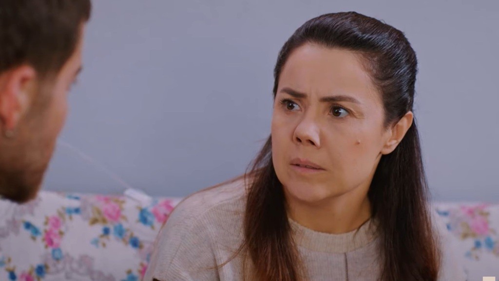 Gonul jest wstrząśnięta, gdy rozmawia z Cihanem.