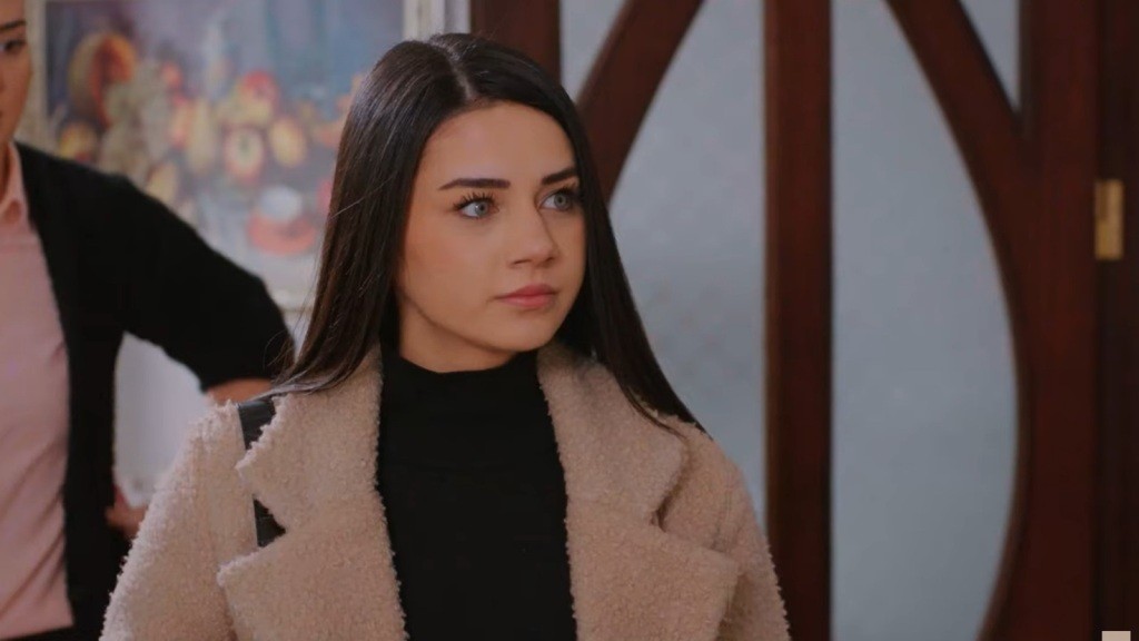 Bahar wkracza do salonu w domu Kuzeya. Jej twarz wyraża surową powagę.