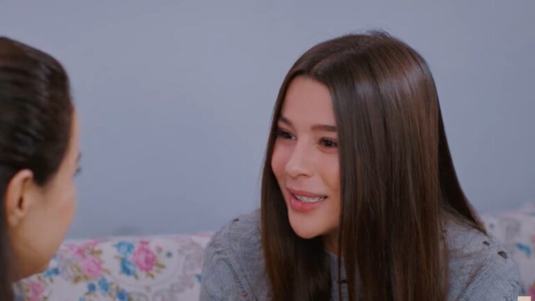 Zeynep uśmiecha się, patrząc w twarz matki.