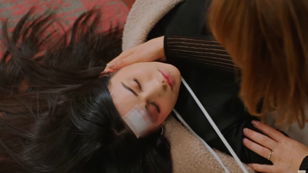 Bahar jest nieprzytomna. Feraye pochyla się nad nią i dotyka jej twarzy.