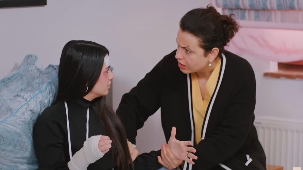 Cavidan powstrzymuje Bahar przed zadawaniem sobie kolejnych obrażeń.