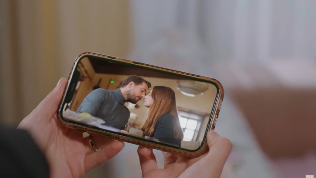 Sila i Kuzey na ekranie telefonu Bahar.