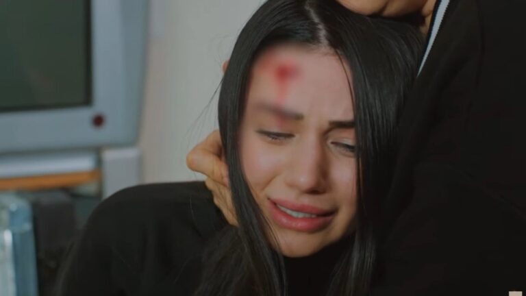 Zdruzgotana Bahar tuli się do matki. Na czole ma krwawiącą ranę.