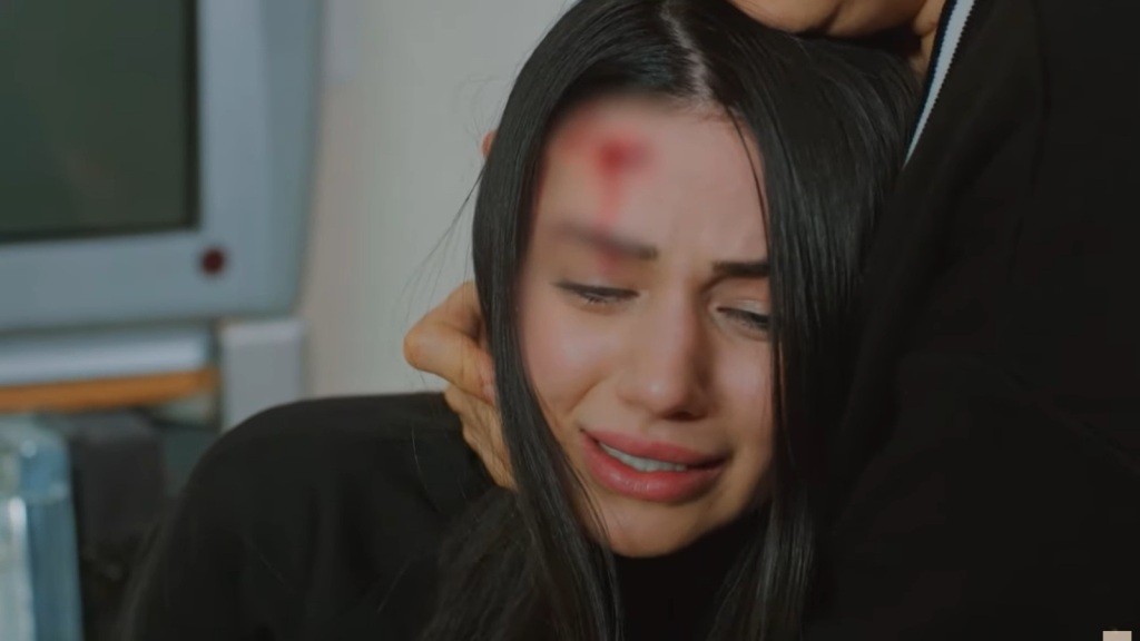 Zdruzgotana Bahar tuli się do matki. Na czole ma krwawiącą ranę.