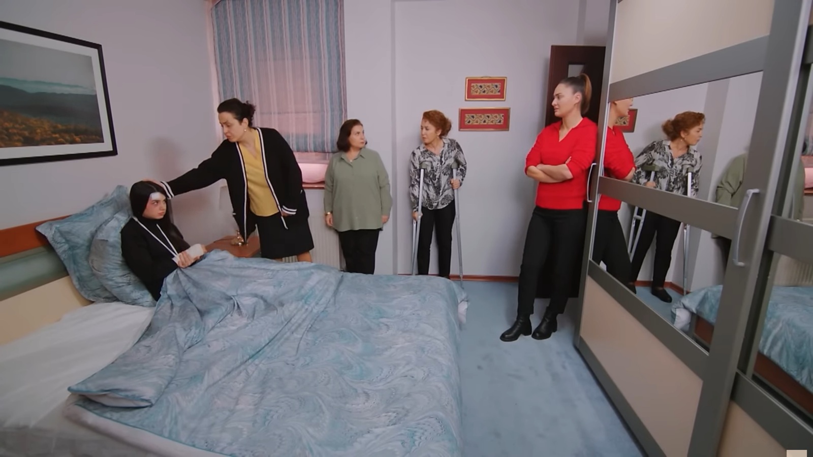 Bahar leży w łóżku, a dotyka jej głowy. Naciye i Hulya patrzą na siebie, stojąc przy ścianie, a Yildiz opiera się o szafę.