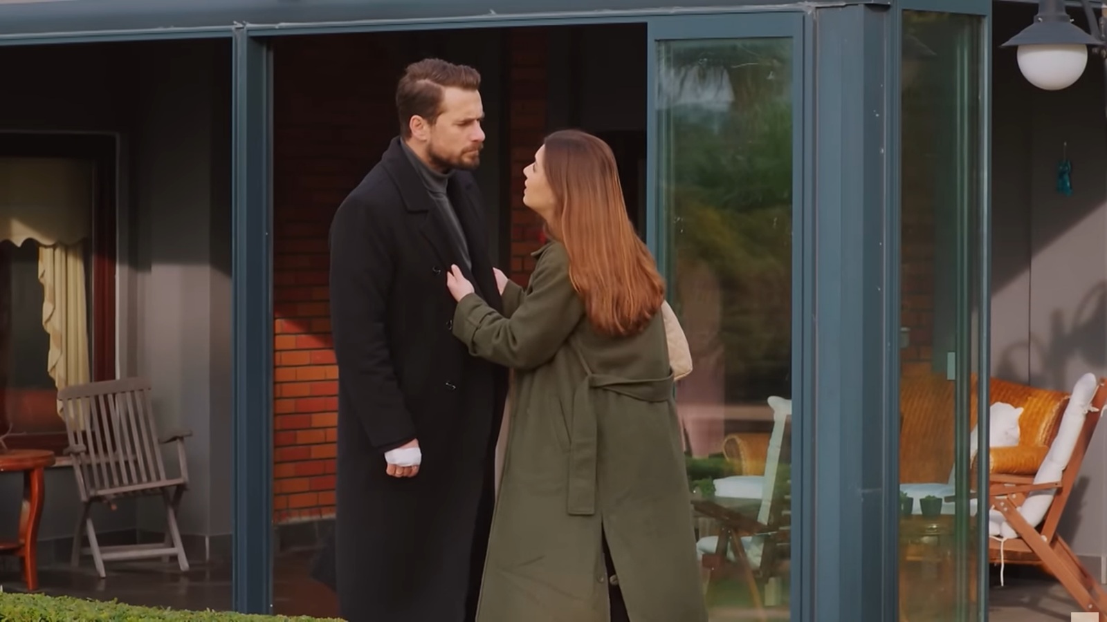 Sila chwyta Kuzeya za poły płaszcza.