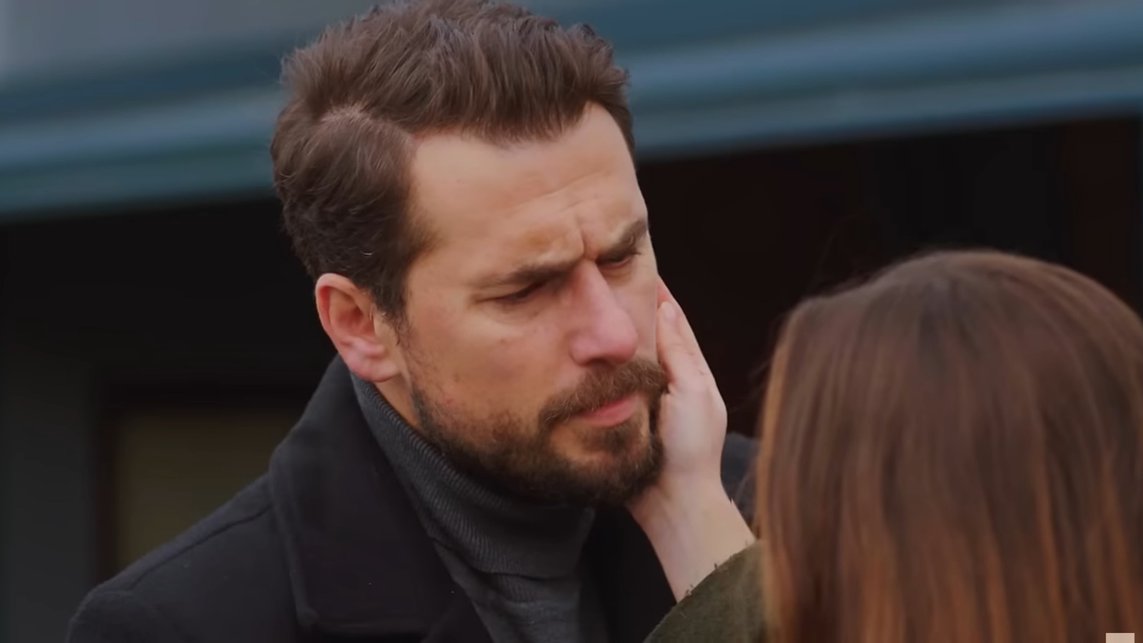 Sila dotyka policzek Kuzeya.