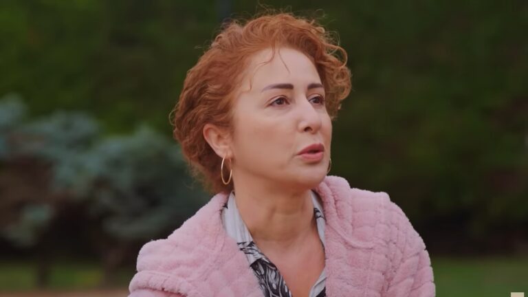 Twarz Hulyi wyraża zdecydowanie i determinację.