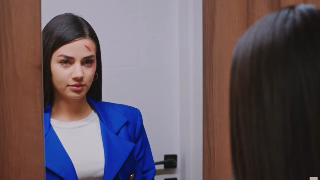 Bahar przegląda się w lustrze.