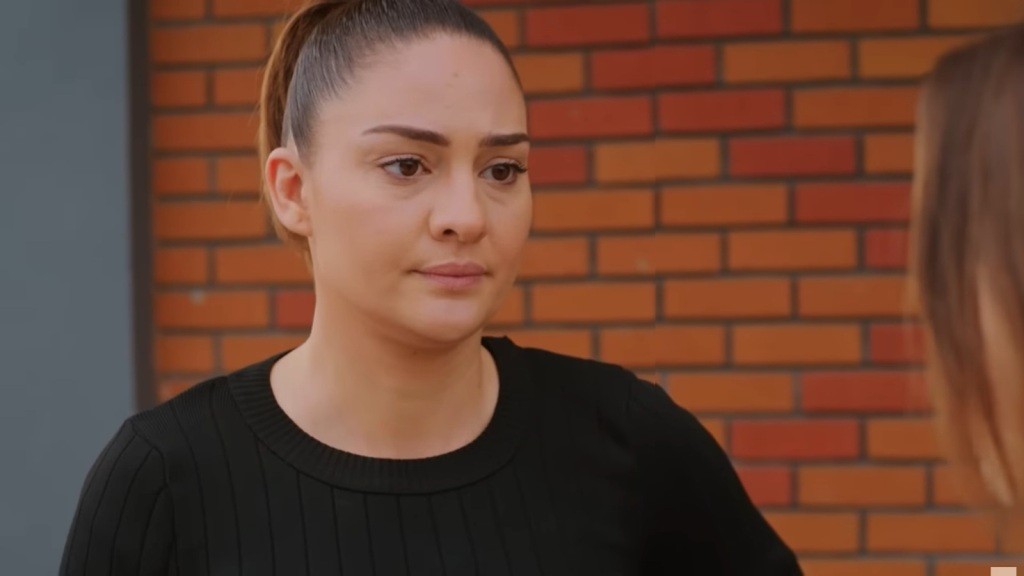 Yildiz patrzy z troską na Silę.