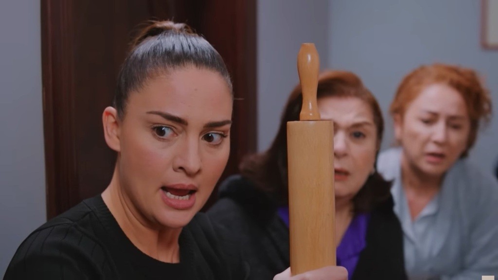 Yildiz trzyma w ręku wałek do ciasta. Za nią kroczą Naciye i Hulya.