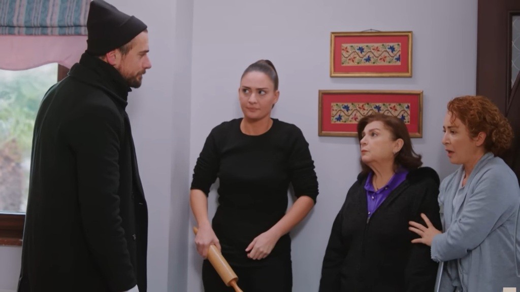 Kuzey stoi przed Yildiz, Naciye i Hulyą.