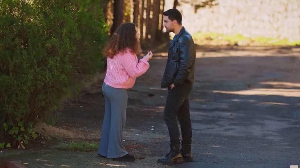 Melis i Gokhan rozmawiają na drodze.