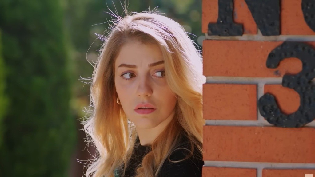 Seda chowa się za filarem.