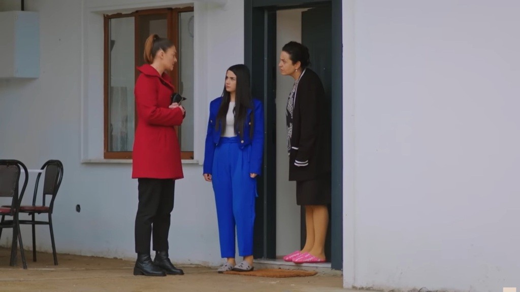 Cavidan i Bahar rozmawiają przed drzwiami z Yildiz.