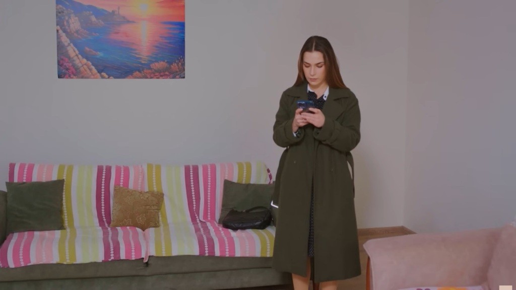 Sila trzyma telefon Bahar w swoich rękach.