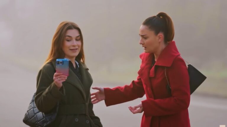 Sila pokazuje Yildiz telefon Bahar.