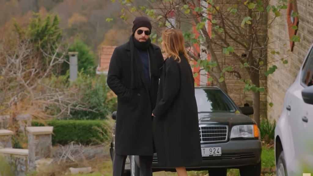 Feraye rozmawia na zewnątrz z zamaskowanym Kuzeyem.