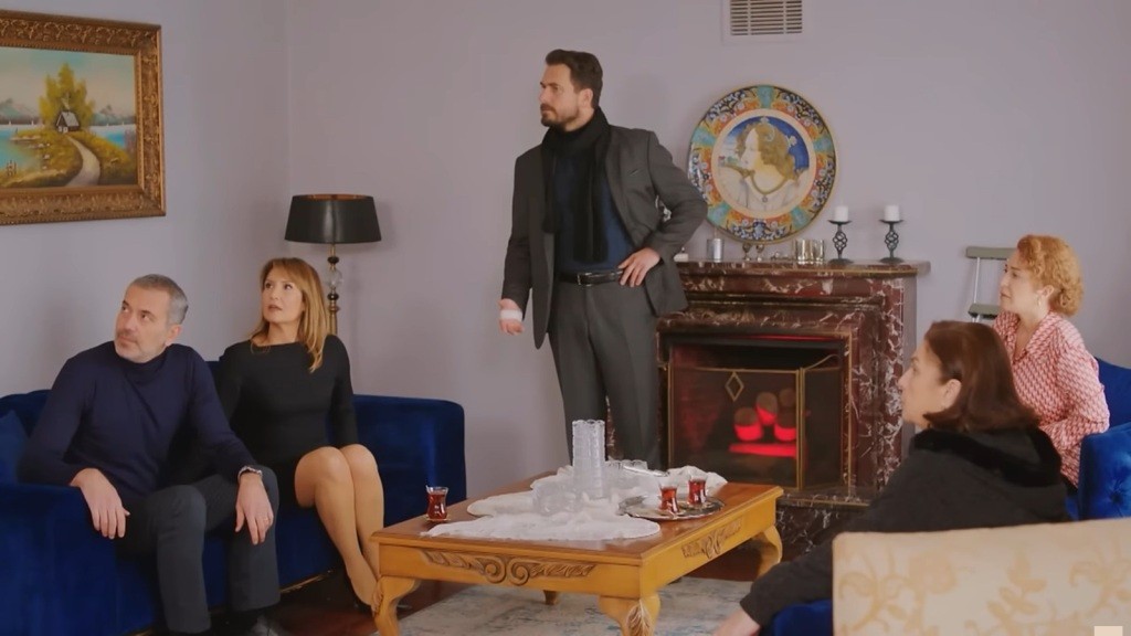 Kuzey stoi przy kominku. Na kanapach siedzą Bulent, Feraye, Naciye i Hulya. Wszyscy patrzą z niepokojem w jednym kierunku.