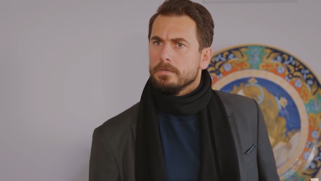 Twarz Kuzeya wyraża napięcie.