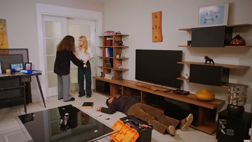 Melis konfrontuje się z Sedą, wskazując na nieprzytomnego mężczyznę w gabinecie.