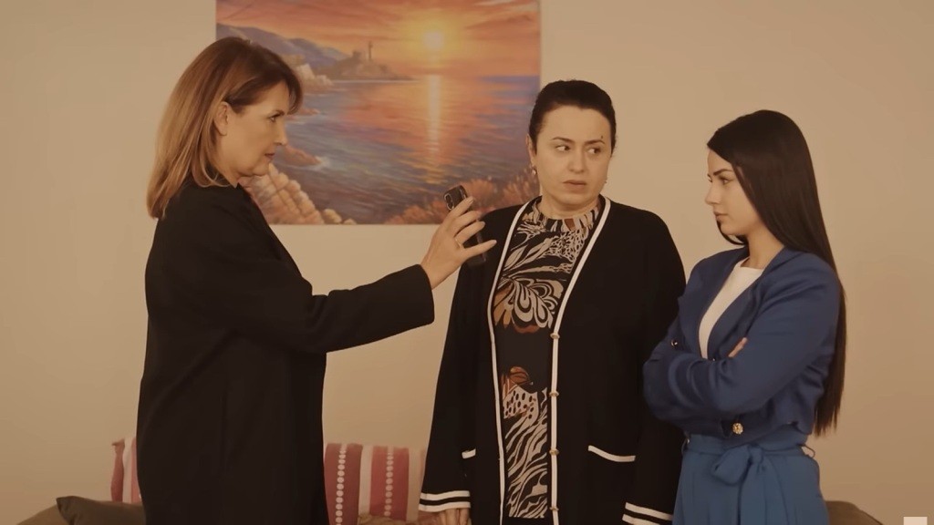 Feraye pokazuje Cavidan i Bahar nagranie na telefonie.