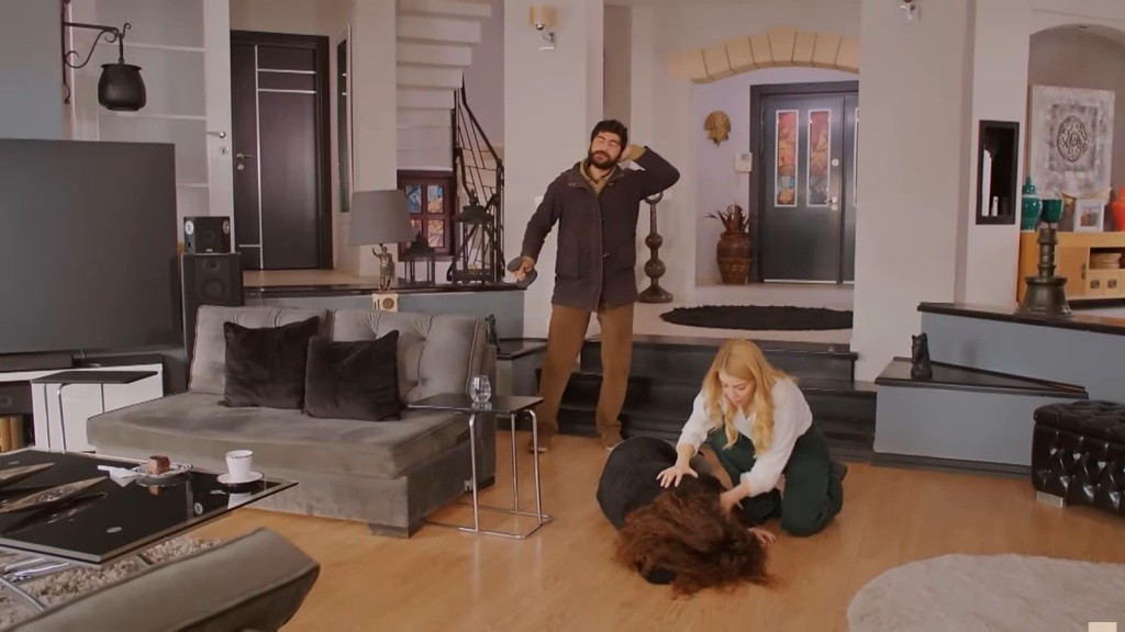 Seda pochyla się nad nieprzytomną Melis. Obok stoi Necati, trzymając się za potylicę.