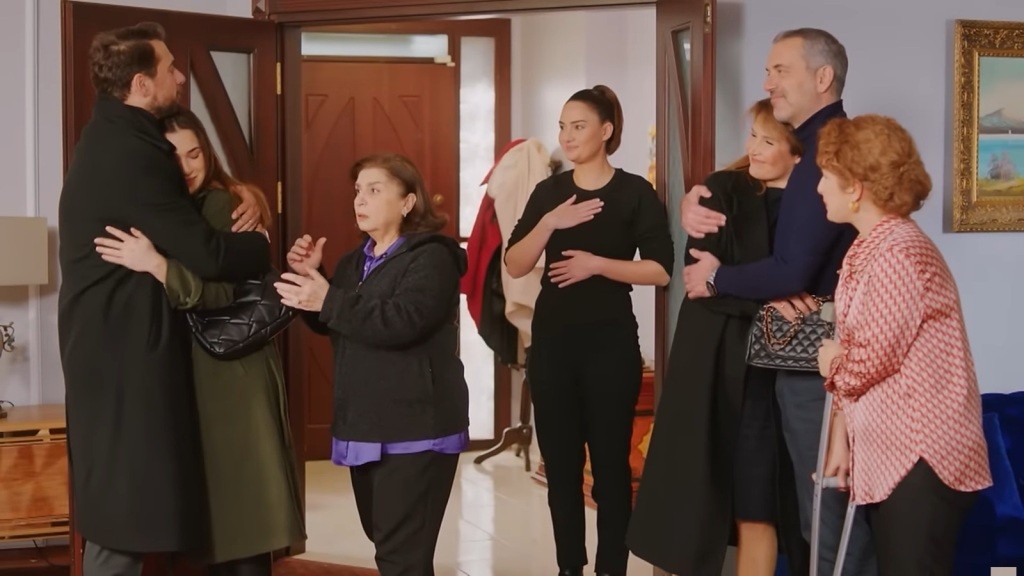 Kuzey przytula Silę, a Bulent obejmuje Feraye. W pomieszczeniu znajdują się także Naciye, Yildiz i Hulya.