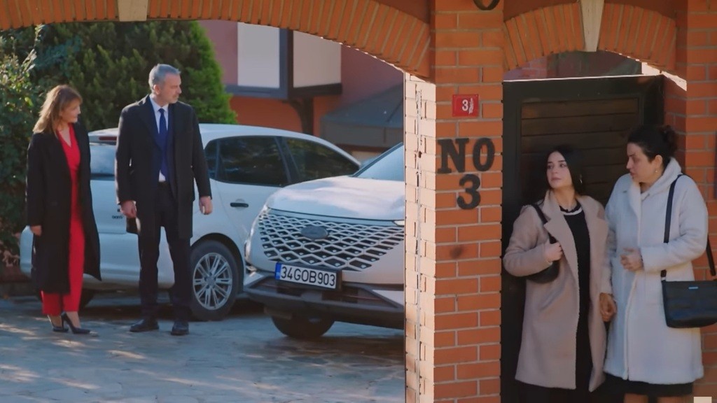 Bahar i Cavidan ukrywają się za bramą domu Bulenta i Feraye.