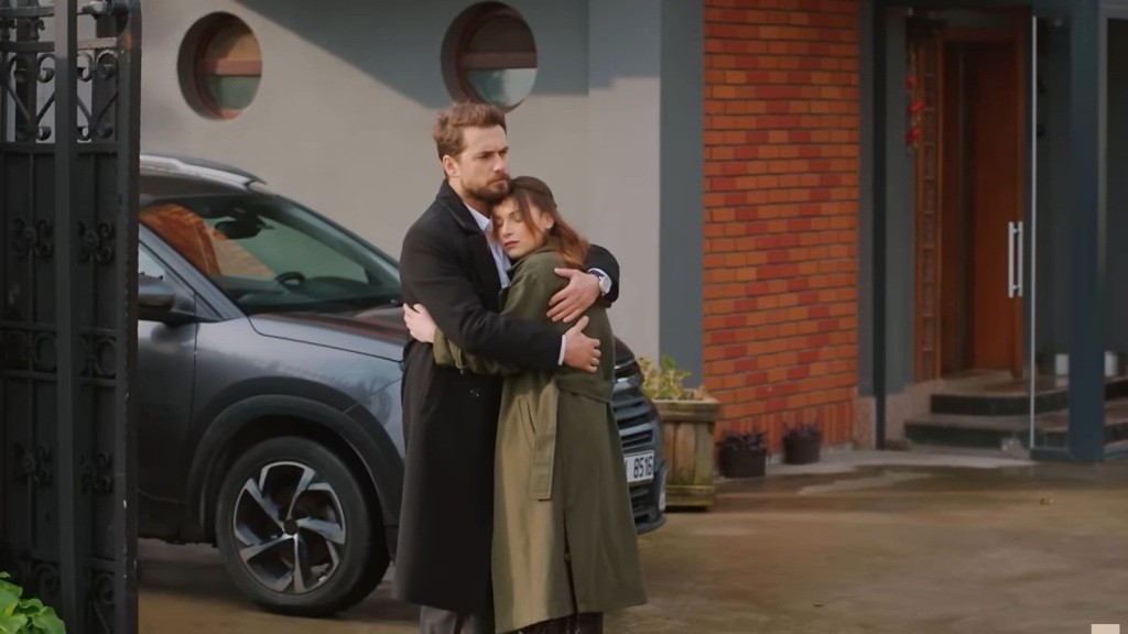 Kuzey obejmuje Silę na podwórku.