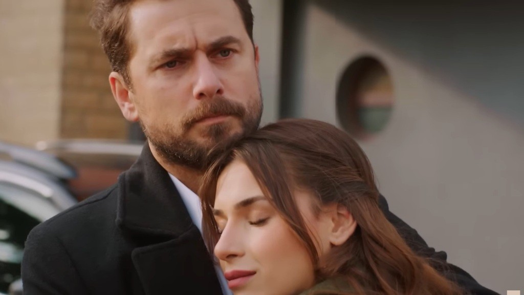 Sila przytula twarz do klatki piersiowej Kuzeya.