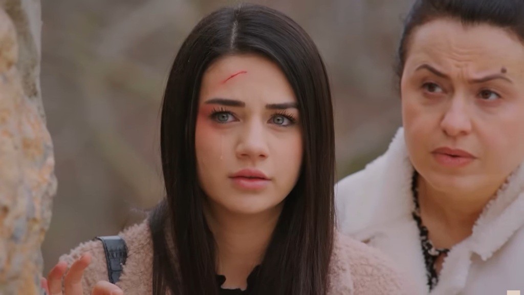 Po policzku Bahar spływa łzy, gdy wraz z matką obserwuje Kuzeya i Silę.