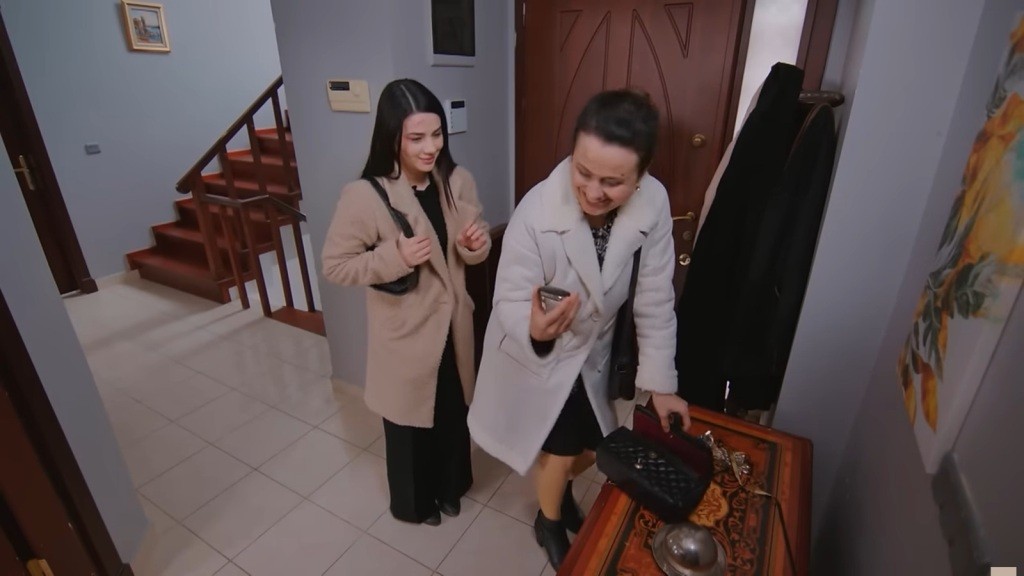 Cavidan wykrada kluczyk do samochodu z torebki Feraye. Obok niej stoi Bahar. Obie są podekscytowane i uśmiechnięte.