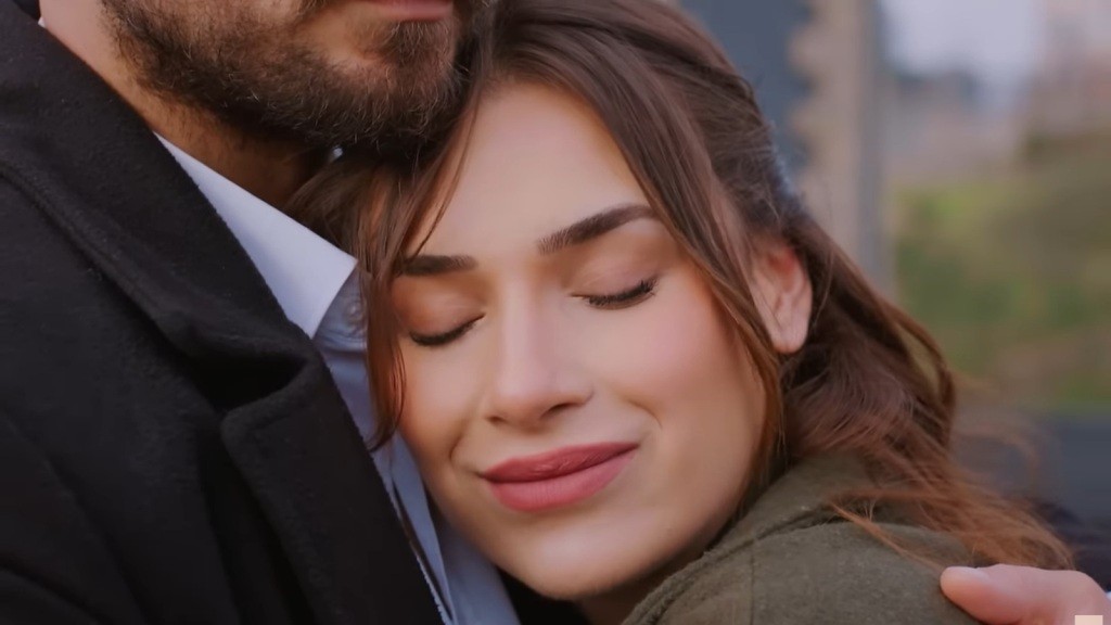 Sila jest szczęśliwa w ramionach Kuzeya.