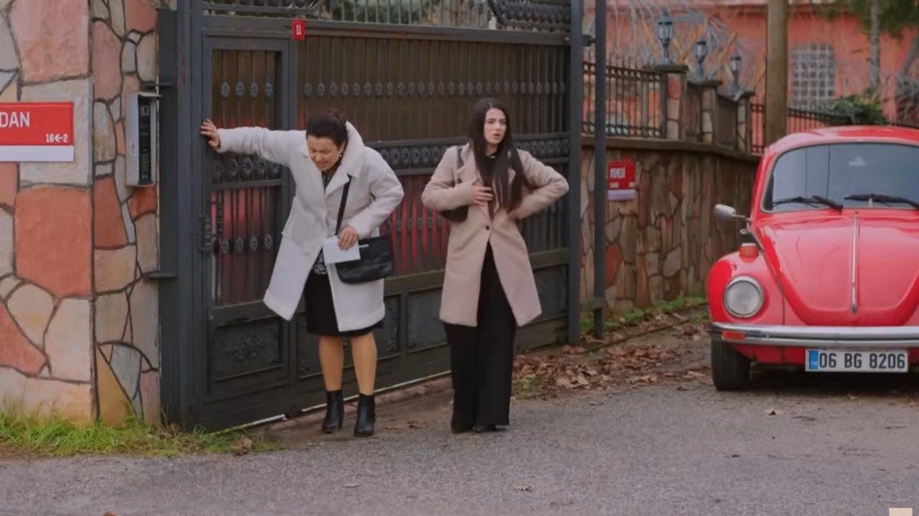 Cavidan i Bahar chowają się za rogiem i odpoczywają po ucieczce.