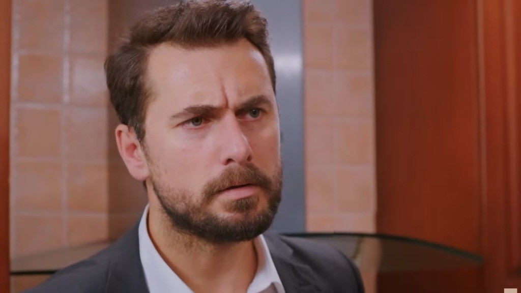 Kuzey marszczy brwi, zaskoczony.