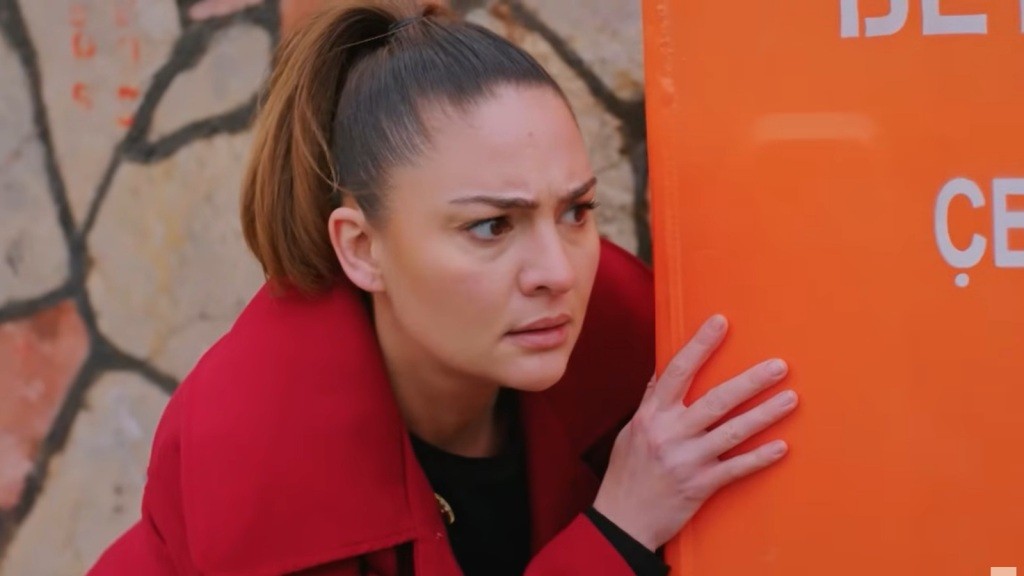 Yildiz chowa się za kontenerem na śmieci, skąd podsłuchuje rozmowę Cavidan i Bahar.