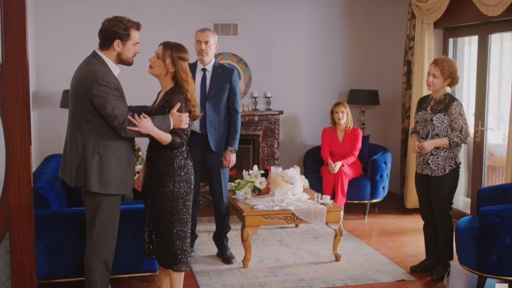 Kuzey obejmuje ramiona Sili, podczas gdy Bulent, Feraye i Hulya na nich patrzą.