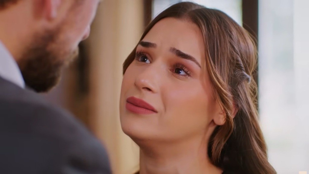 Wzruszona Sila patrzy Kuzeyowi w twarz.