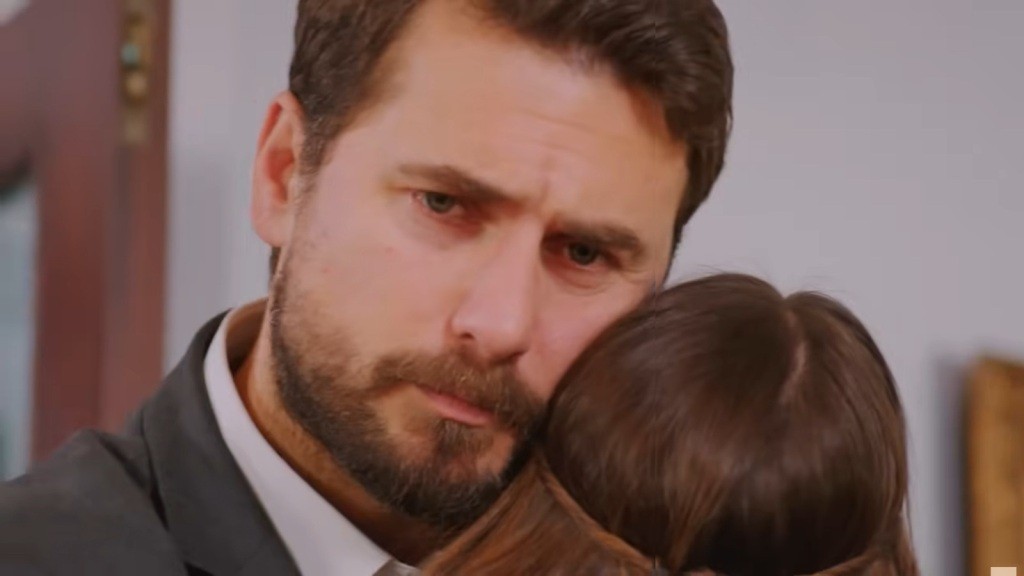 Kuzey przytula policzek do głowy Sili.