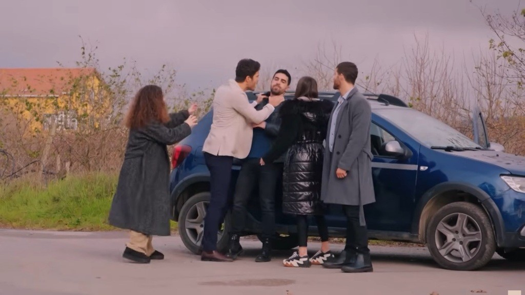 Ege rzuca się na Gokhana, szarpiąc go za kołnierz kurtki.