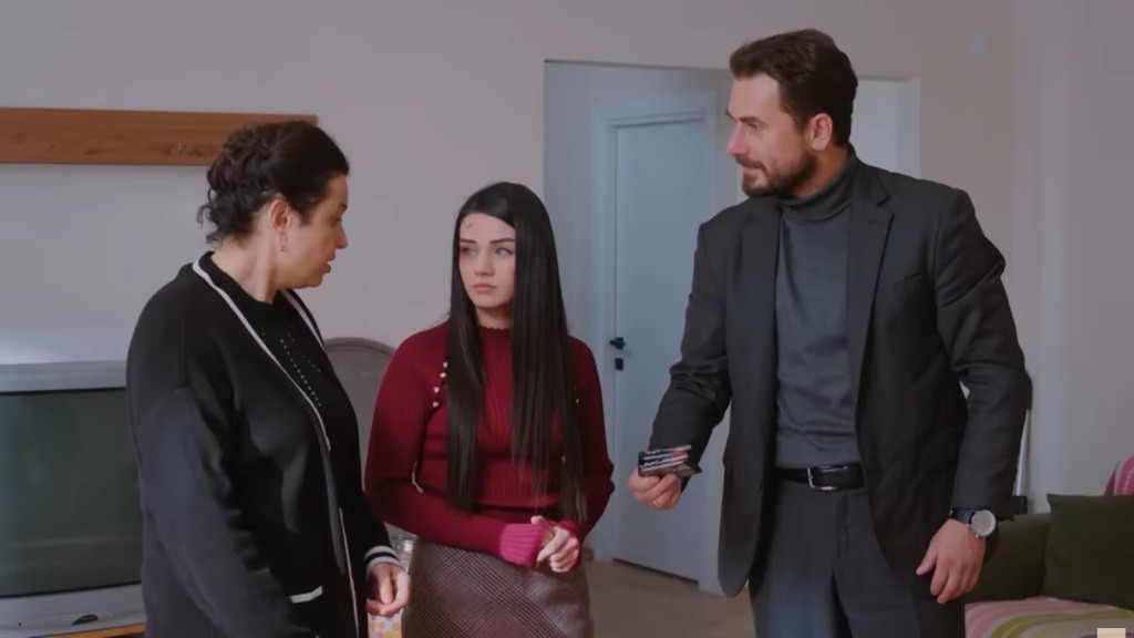 Cavidan, Bahar i Kuzey w salonie domu Sukru.