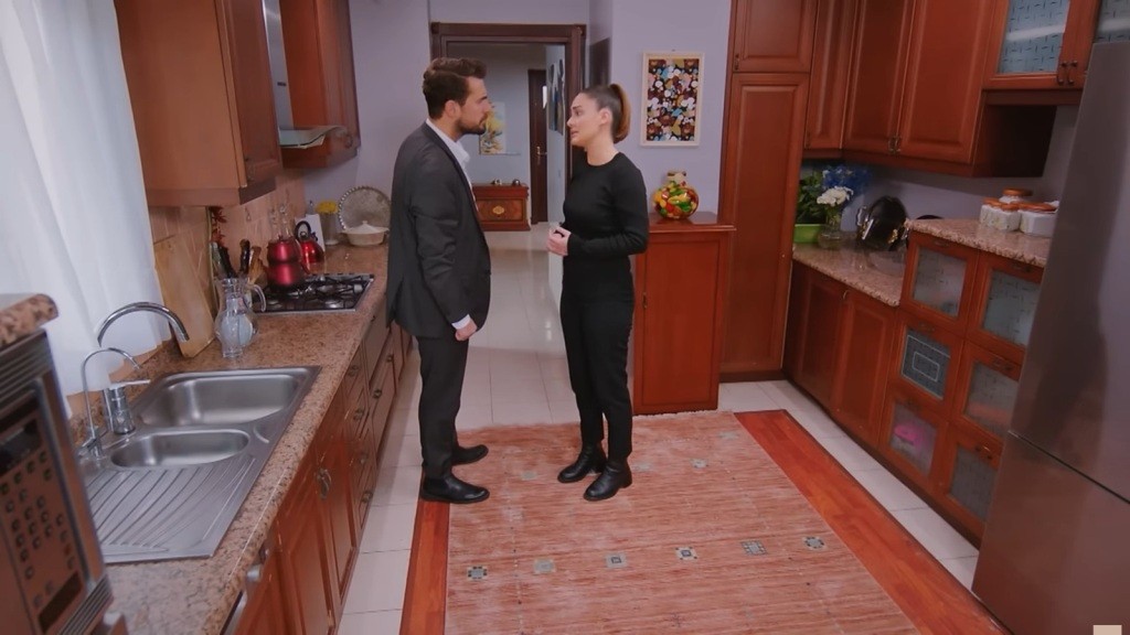 Kuzey i Yildiz rozmawiają w kuchni.