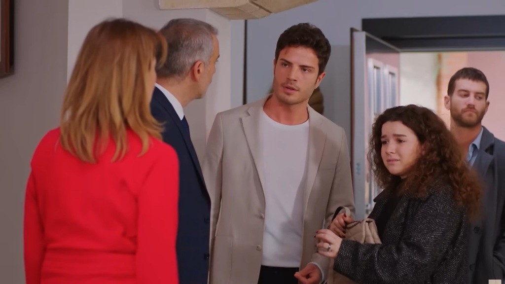 Ege patrzy na Bulenta i Feraye. Obok niego stoi zrozpaczona Melis, a zza jej pleców wyłania się Cihan.