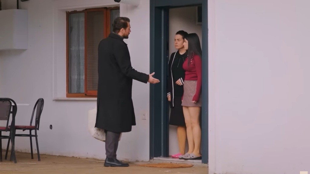 Kuzey przychodzi do domu Sukru. Rozmawia, stojąc przed drzwiami, z Cavidan i Bahar.