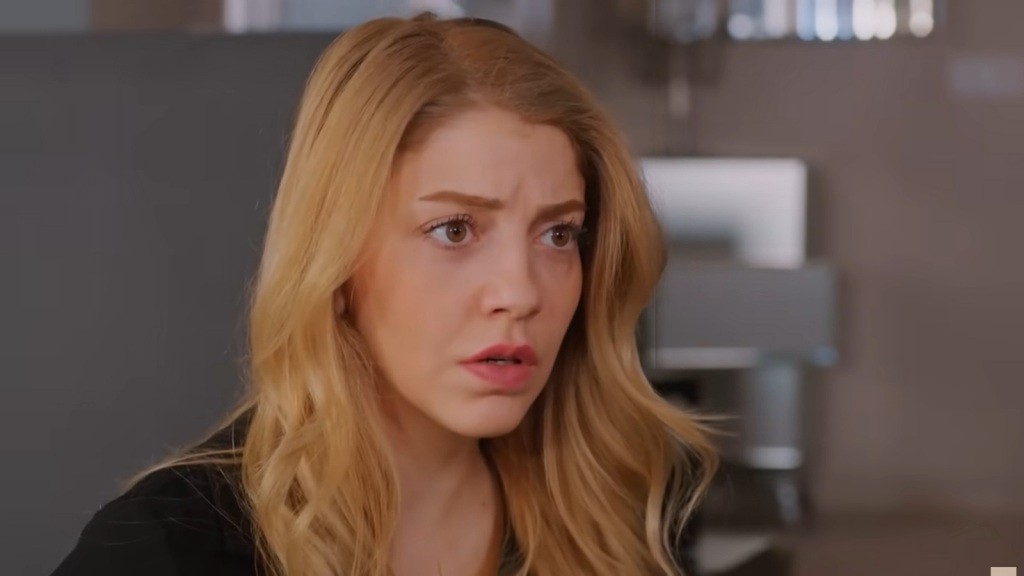 Zbliżenie na poruszoną twarz Sedy.