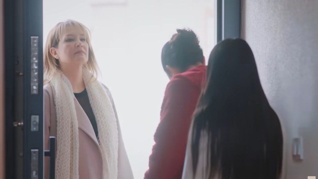 Cavidan i Bahar otwierają drzwi, przed którymi stoi Feraye, unosząc dumnie głowę.