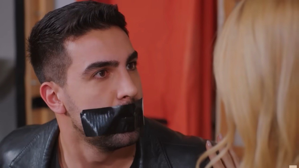 W oczach zakneblowanego Gokhana błyszczy strach.