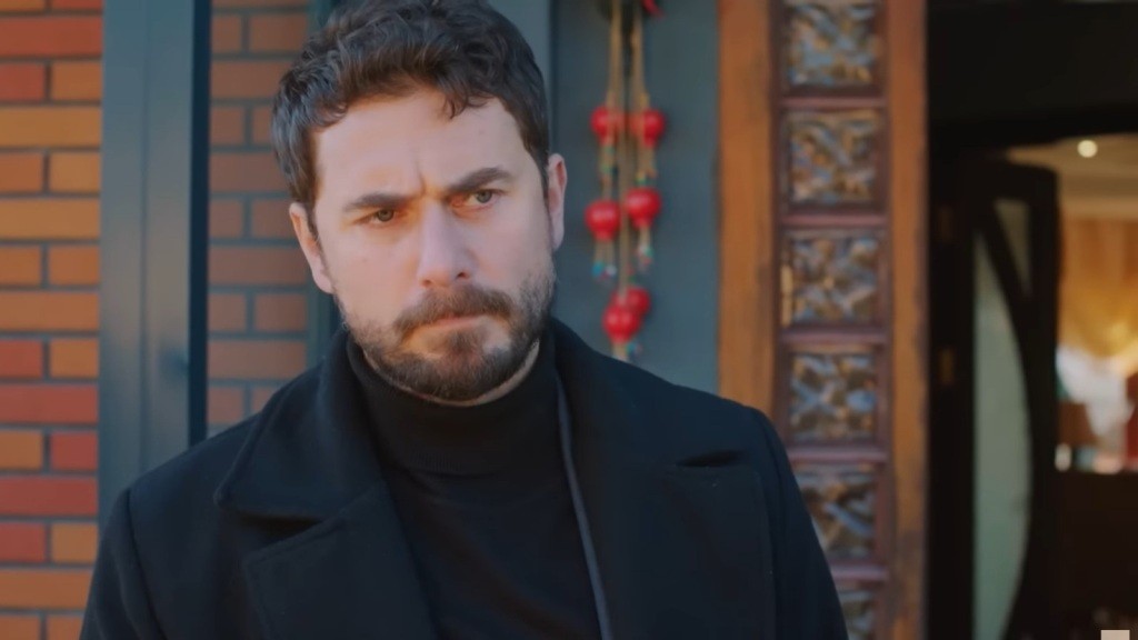 Kuzey marszczy brwi. Na jego twarzy maluje się wściekłość.